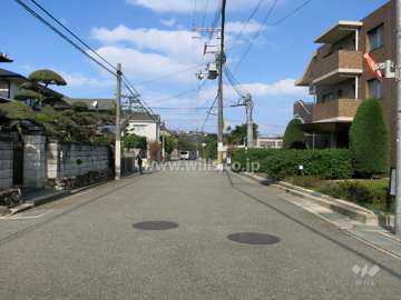 西側前面道路（南側から）
