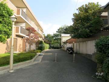 南側の道路は車の出入りができないようになっています。