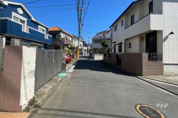 敷地の南側前面道路（西側から）