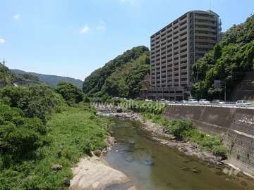 敷地の東側には猪名川が流れ、たいへん自然豊かな住環境です。
