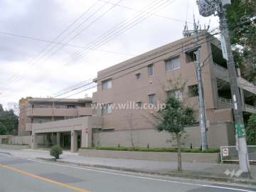 周囲を緑に囲まれています。