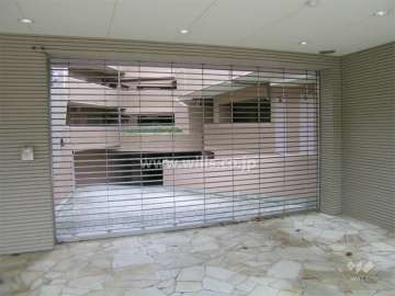 リングシャッター付きの駐車場入口