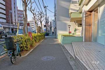 敷地の西側前面道路は環八通りです（南側から）。