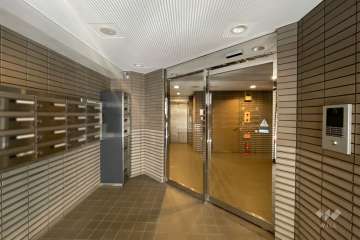 エントランスはオートロック付きです。