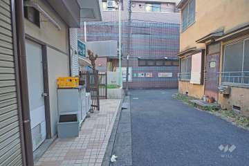 敷地南側の前面道路（西側から）