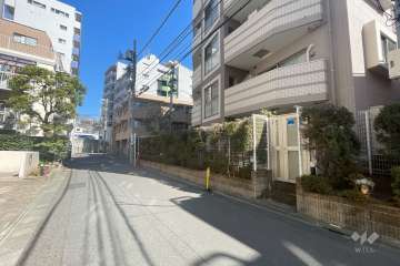 敷地西側の前面道路