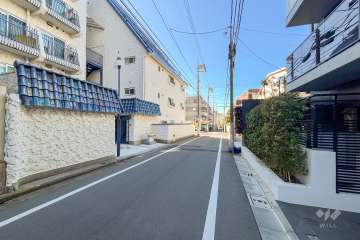 敷地東側の前面道路（北側から）