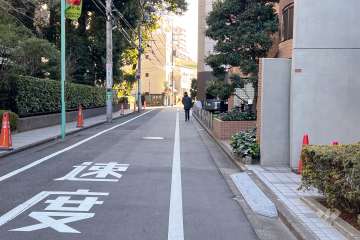 敷地北側の前面道路（西側から）
