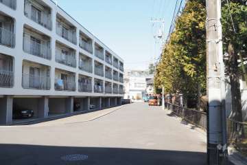 敷地西側の前面道路