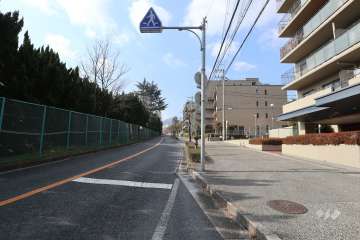 敷地南側の前面道路（県道16号明石神戸宝塚線）