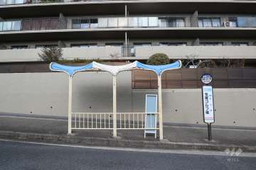 エントランスのすぐ目の前にある県道沿いのバス停