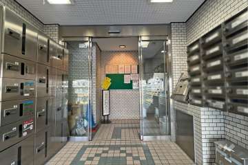 エントランスはオートロック付きです。