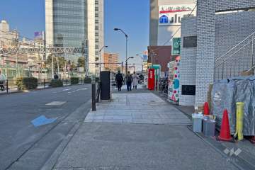 敷地北側の前面道路（西側から）