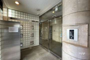 エントランスはオートロック付きです。