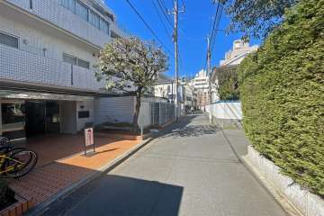 敷地北東側の前面道路（南東側から）