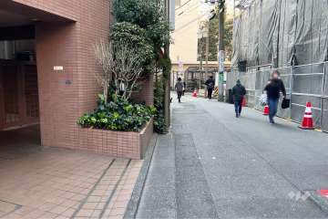 敷地の北東側前面道路（南東側から）