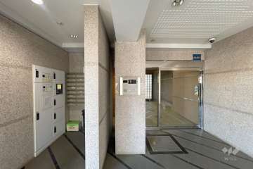 エントランスはオートロック付きです。