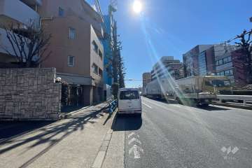 敷地西側の前面道路