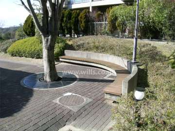 敷地内には植栽スペースが多く設けられ、各所にベンチや公園があります。