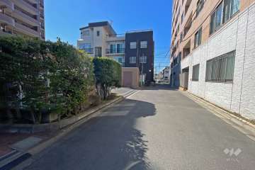 敷地北側の前面道路（東側から）