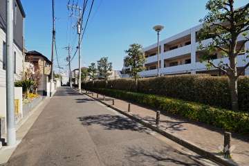 敷地北側の前面道路（西側から）