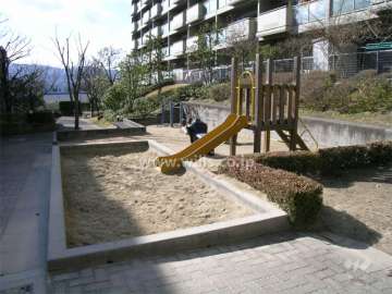 敷地内に小さな公園があります