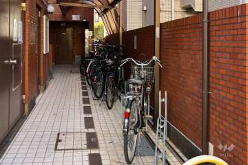 敷地入り口・駐輪場