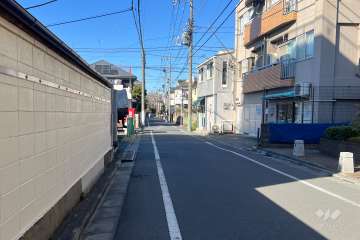 敷地の東側前面道路（南側から）