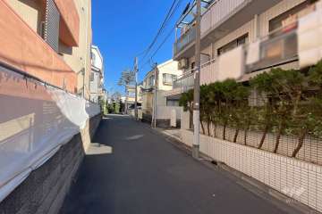 敷地西側の前面道路