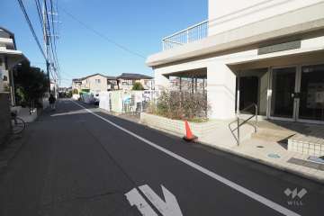 敷地西側の前面道路（南側から）