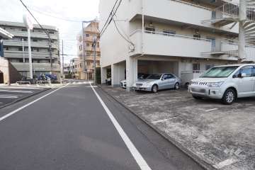 敷地東側の前面道路（北側から）