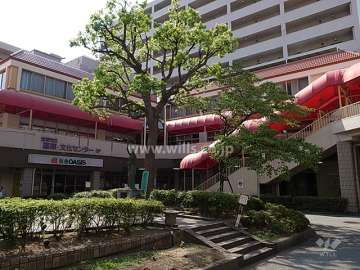 北側は駅のロータリーです。建物の1階から3階までは店舗部分になっています。