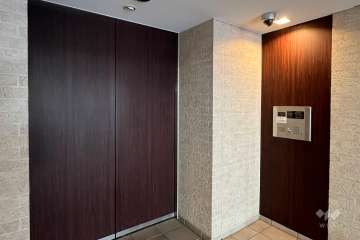 エントランスはオートロック付きです。