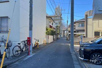 敷地西側の前面道路