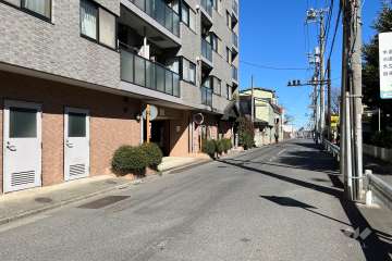 敷地の南東側前面道路（南西側から）