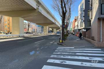 敷地の南西側前面道路（南東側から）