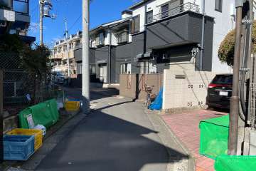 敷地の南側前面道路（東側から）