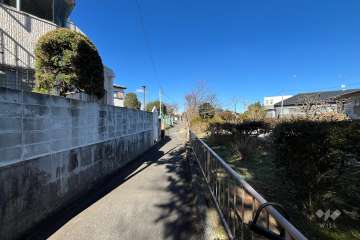 敷地の北東側前面道路（南東側から）