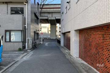 敷地西側の前面道路
