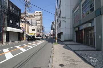 敷地北側の前面道路（西側から）