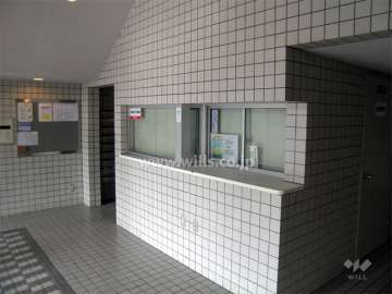 タイル張りのエントランスホール