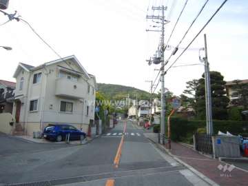 敷地西側の前面道路（南側から）　2車線のバス通りです。