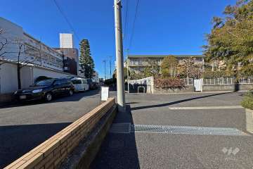 敷地の北側前面道路（東側から）