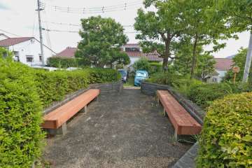 敷地内にベンチが設置されています。