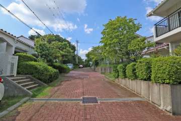 敷地内はインターロッキング舗装されています。