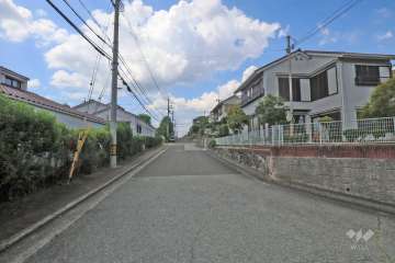 敷地北東側の前面道路（南側から）