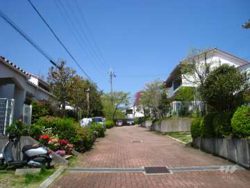 敷地内はインターロッキング舗装されています