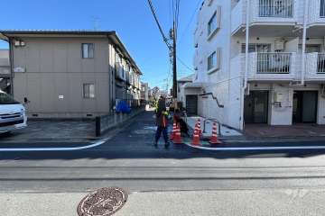 敷地の北側前面道路（西側から）