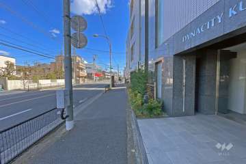 敷地の北側前面道路は井の頭通りです（西側から）。