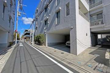 敷地の西側前面道路（南側から）